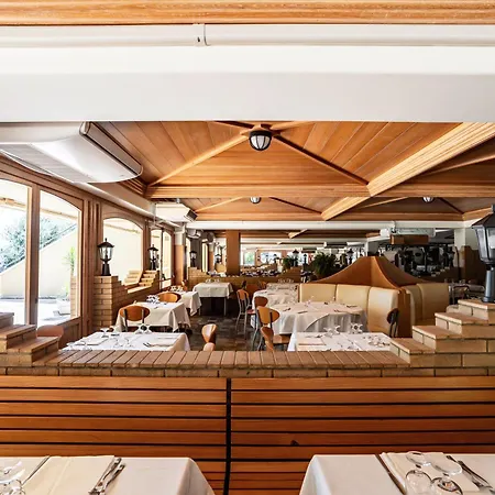 Hotiday Collection - Pugnochiuso 아파트호텔 비에스테